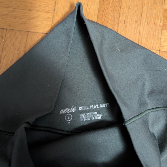 2 Pairs Of Leggings. Aerie Chill Play Move & Along Fit Side Pocket Tummy Control - Picture 6 of 10